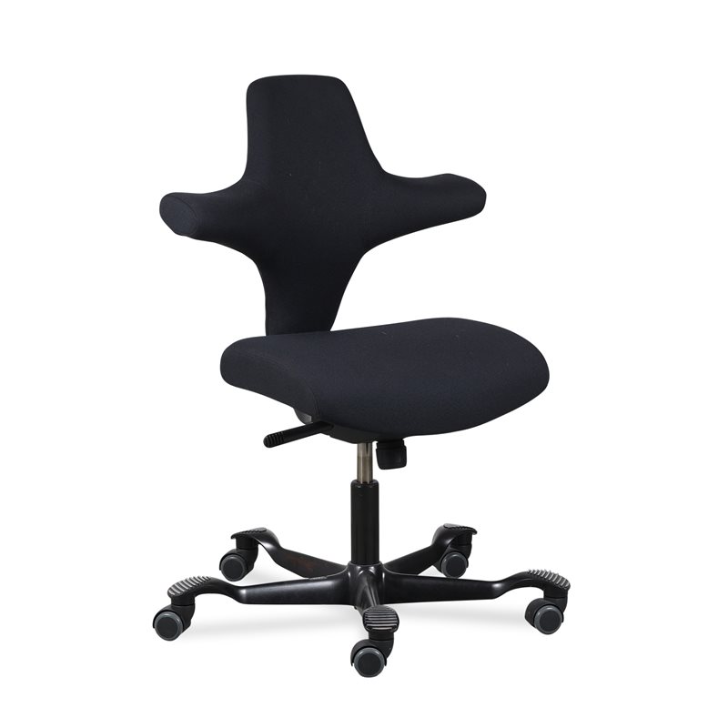 Ergonomisk kontorstol med saddelsæde, sort polstring og sort stel med hjul.