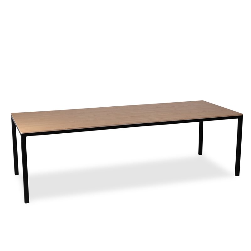 Rektangulært konferencebord med lys bordplade og sort stel. Moderne, minimalistisk design.