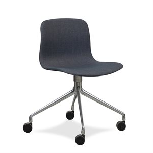 Konferencestol. HAY. AAC15. Meleret blå polster. Poleret aluminium swivel stel. Hjul.